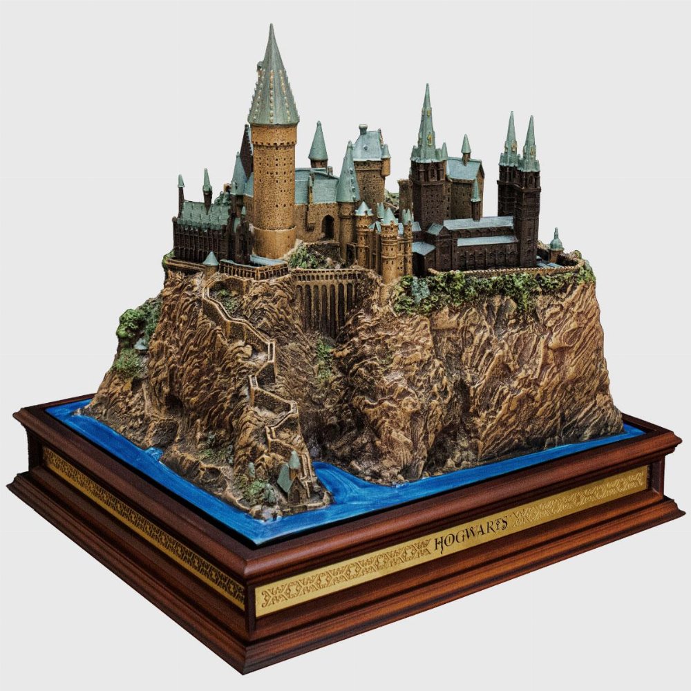Harry Potter – Hogwarts Castle with Wooden Base