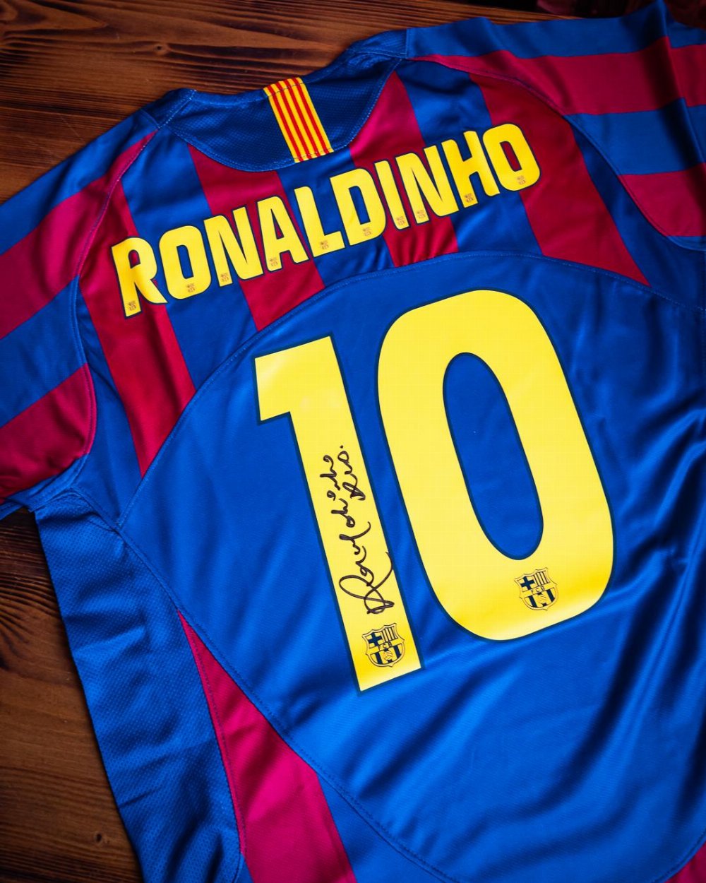 Ronaldinho 2005-06 Signed Barcelona FC Home Jersey (Authenticated by Beckett)